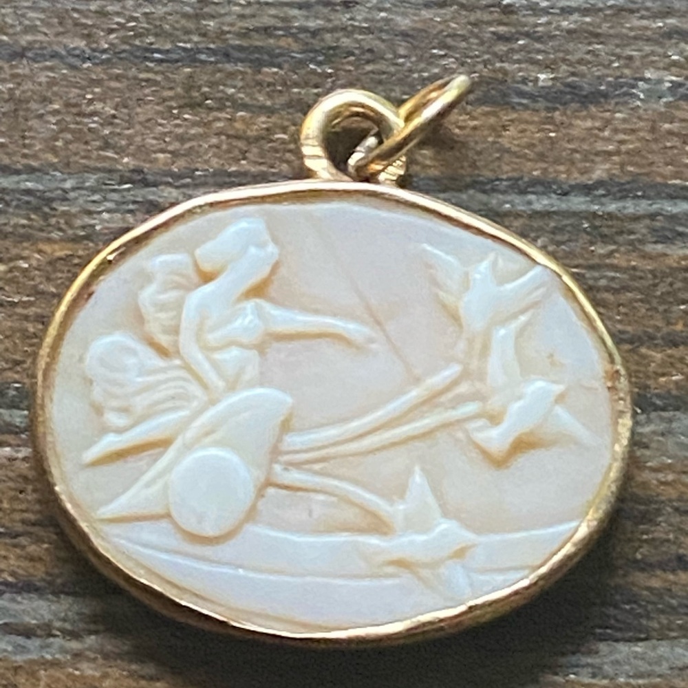 14k yellow gold cameo Venus Pendant - Picture 4 of 12